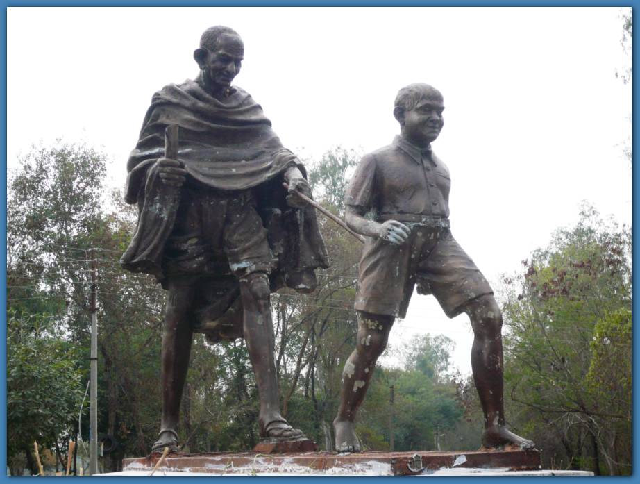 900x674 pixels (85K)